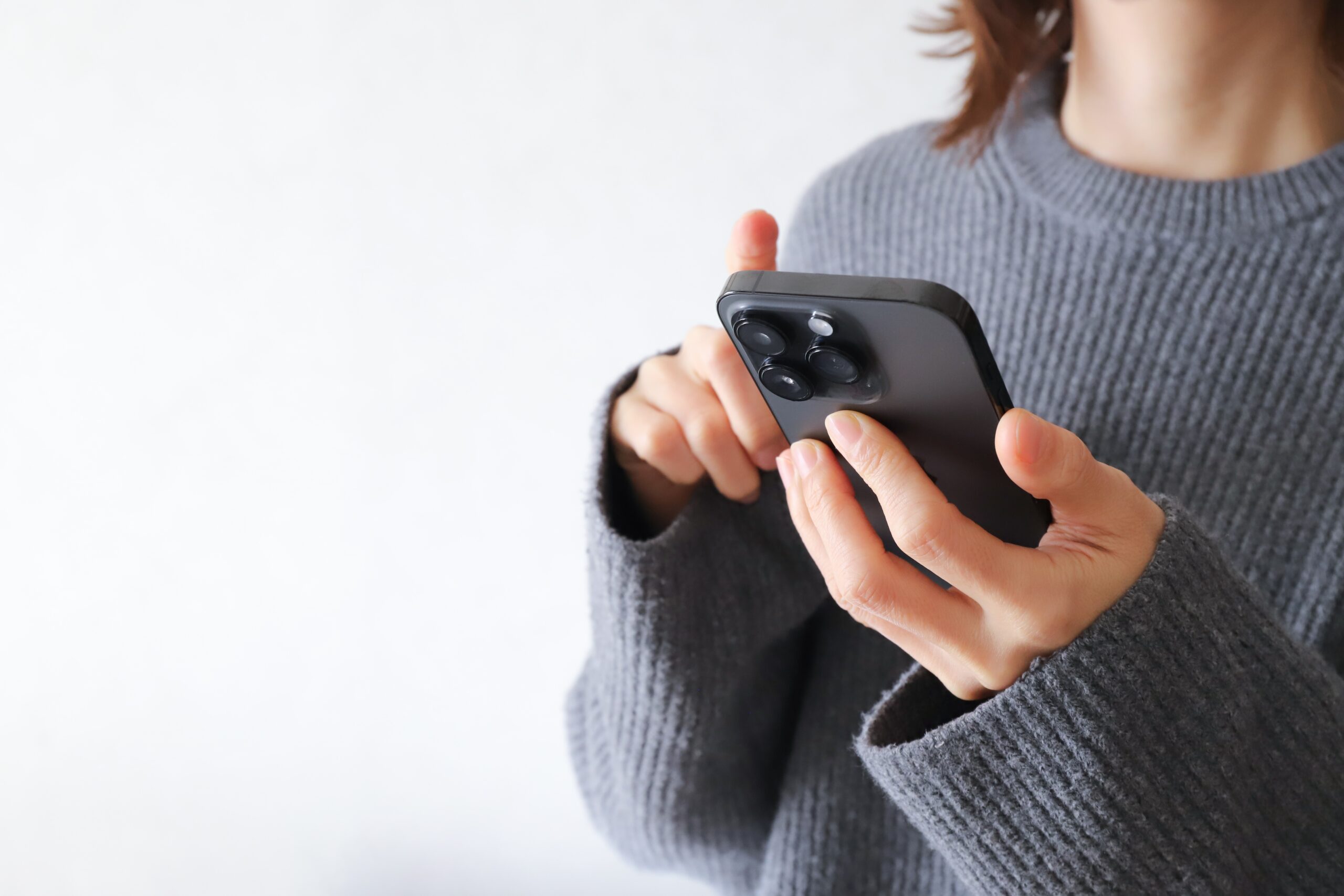 A woman holding a smart phone.